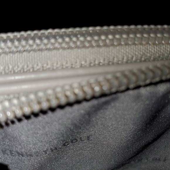 👜Kenneth Cole Reaction Crossbody Bag and Wristlet - Picture 5 of 10